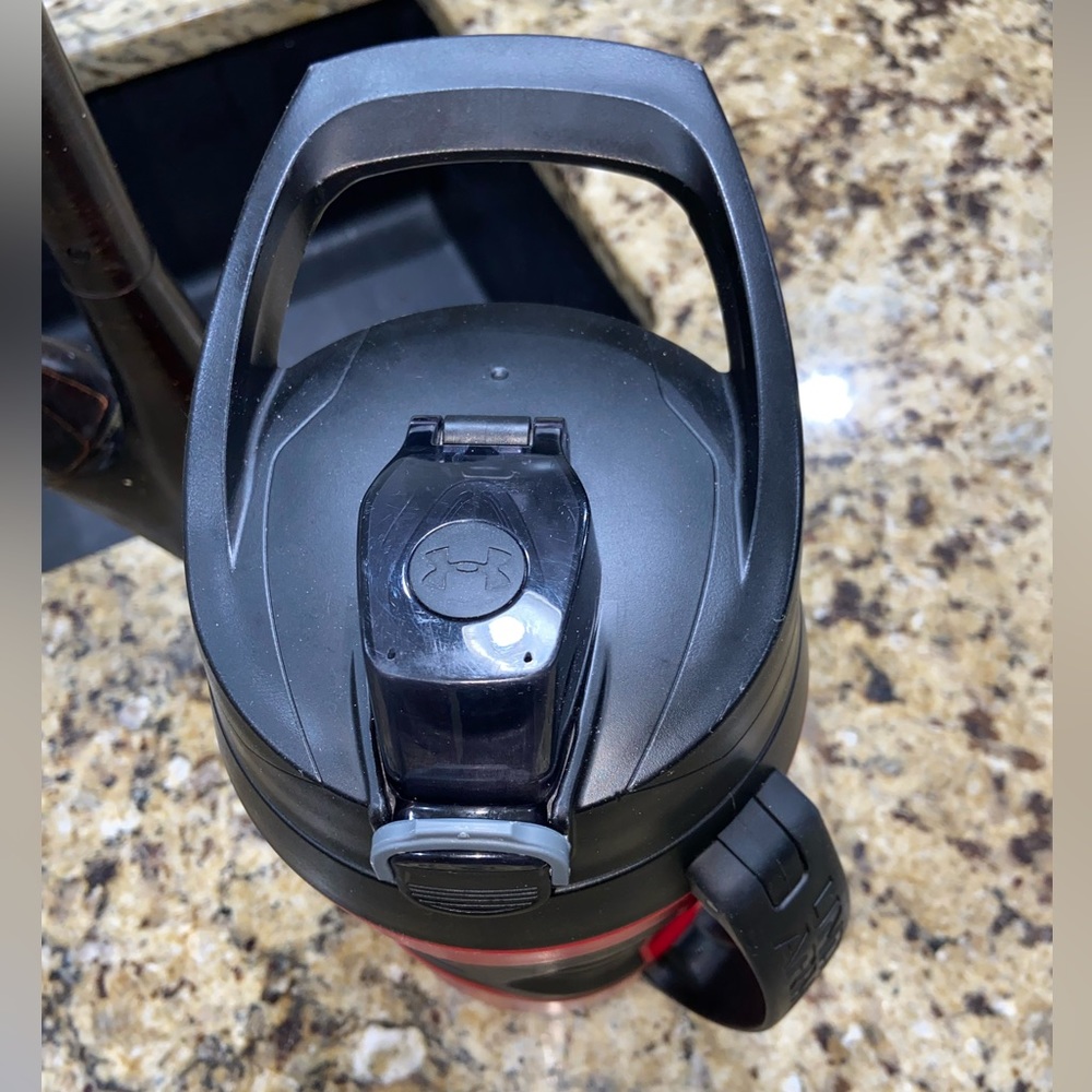 Under armor 64 fl oz bottle